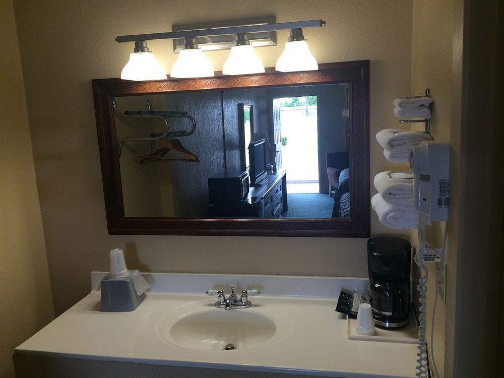 Rodeway Inn Broken Bow-Hochatown Экстерьер фото